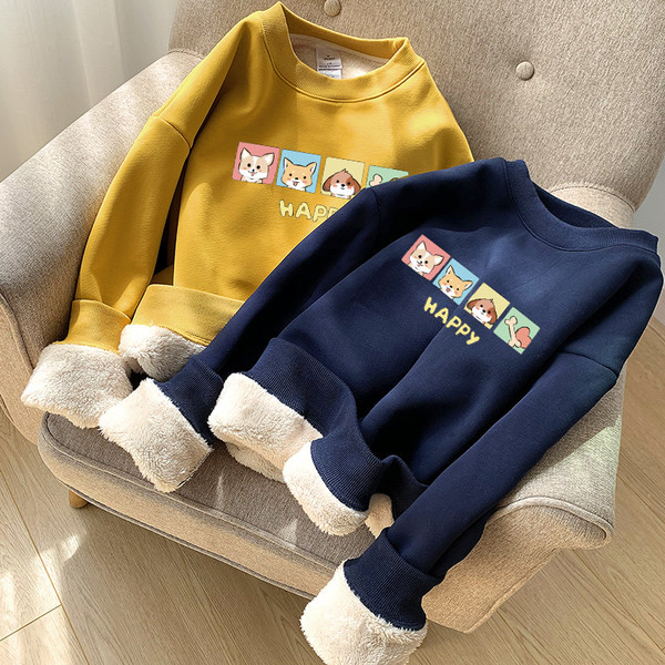 Naiste polsterdatud pluus värvilise aplikatsiooniga