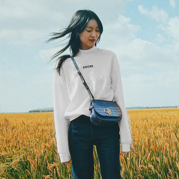 Naiste vabaaja madala kraega pluus