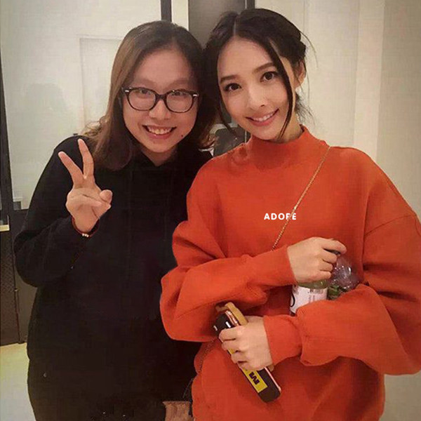 Naiste vabaaja madala kraega pluus