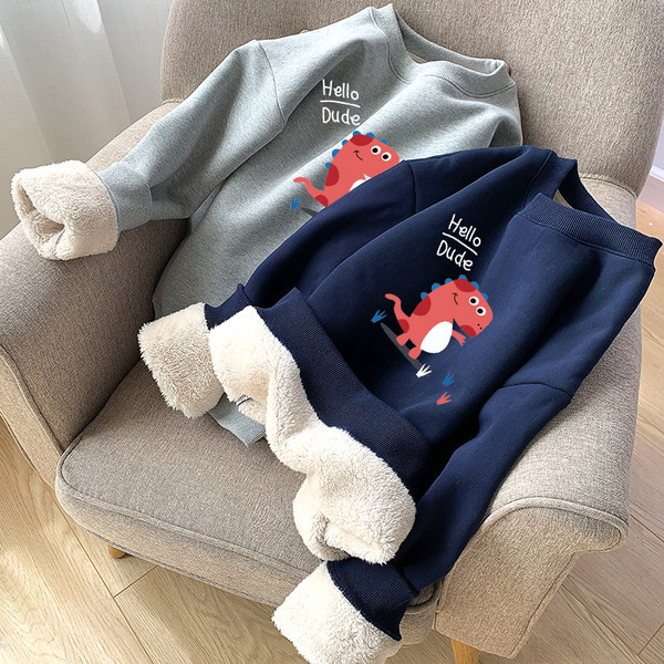 Naiste polsterdatud pluus värvilise aplikatsiooniga