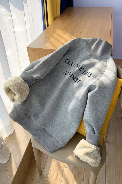 Új modell női blúz magas pólógallérral és felirattal