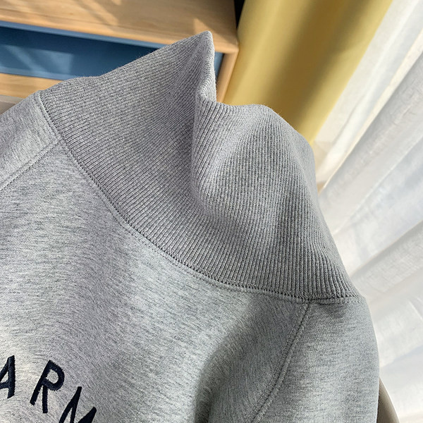 Új modell női blúz magas pólógallérral és felirattal