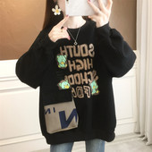 Vabaaja naiste dressipluus aplikatsiooni ja ovaalse kaelusega