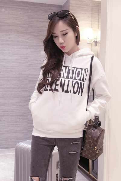 Aplikatsiooni ja kapuutsiga naiste dressipluus