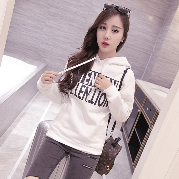 Aplikatsiooni ja kapuutsiga naiste dressipluus