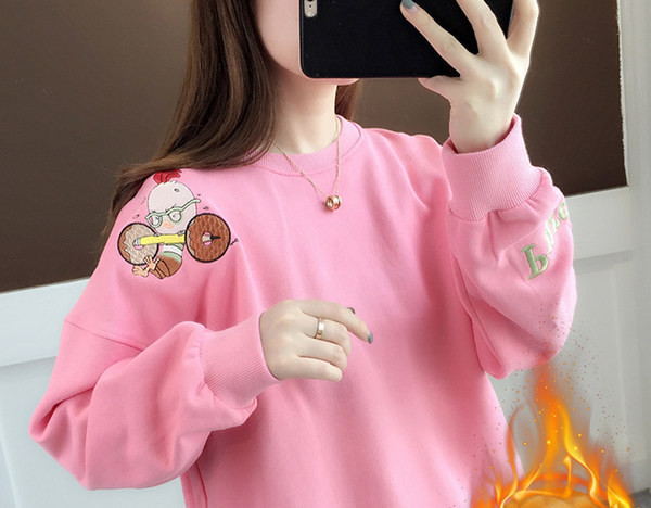 Uus mudel ümara kaelusega ja tikandiga naiste pluus