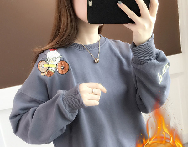 Uus mudel ümara kaelusega ja tikandiga naiste pluus