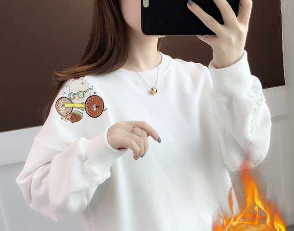 Uus mudel ümara kaelusega ja tikandiga naiste pluus