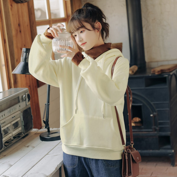 Igapäevane kapuutsiga ja aplikatsiooniga naiste dressipluus