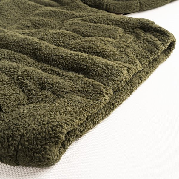 Taskutega ja lukuga suletav naiste plüüsist dressipluus