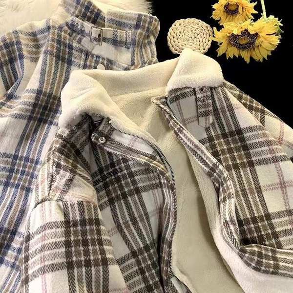 Naiste ruuduline lukuga dressipluus