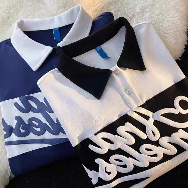 Naiste dressipluus klassikaliste kraenööpide ja pealdisega