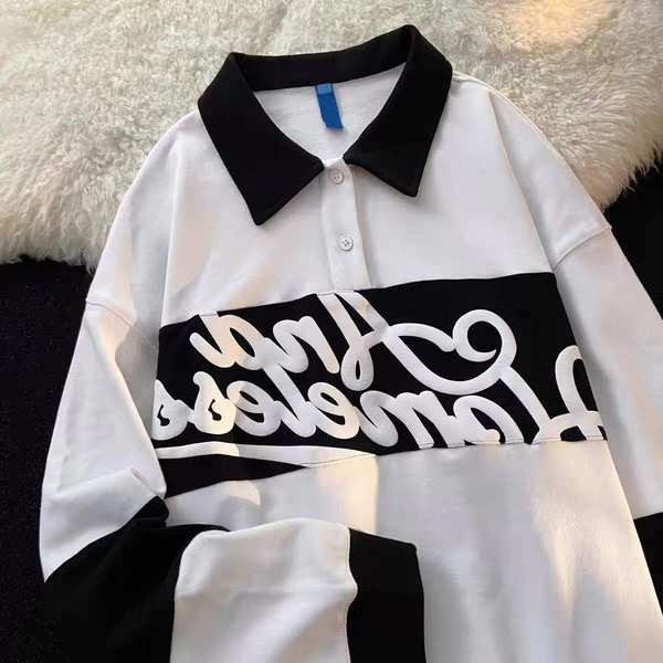 Naiste dressipluus klassikaliste kraenööpide ja pealdisega