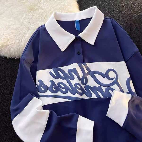 Naiste dressipluus klassikaliste kraenööpide ja pealdisega