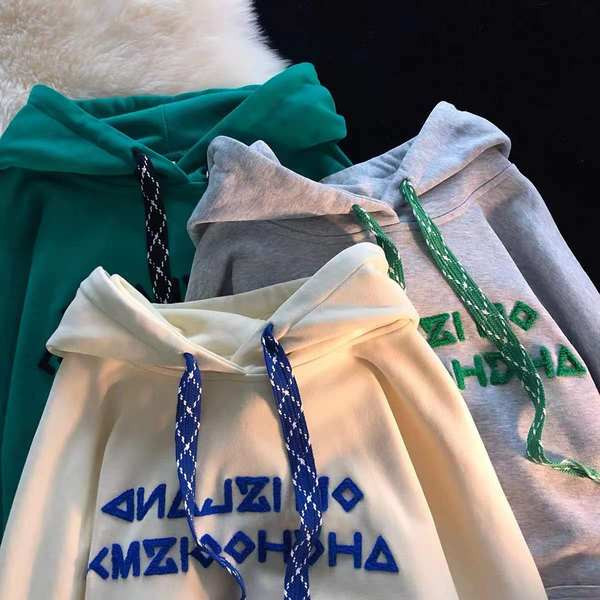 Laia mudeliga naiste dressipluus kapuutsiga ja tikitud kirjaga