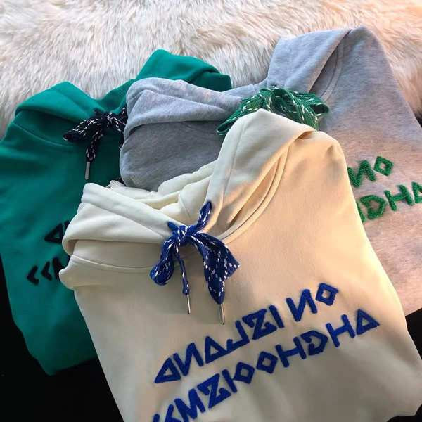 Laia mudeliga naiste dressipluus kapuutsiga ja tikitud kirjaga