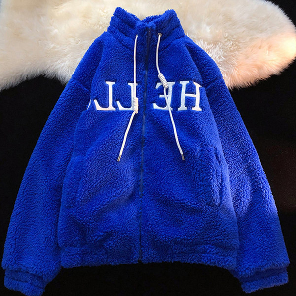 Plüüsis naiste dressipluus lipsude ja tikitud pealdisega