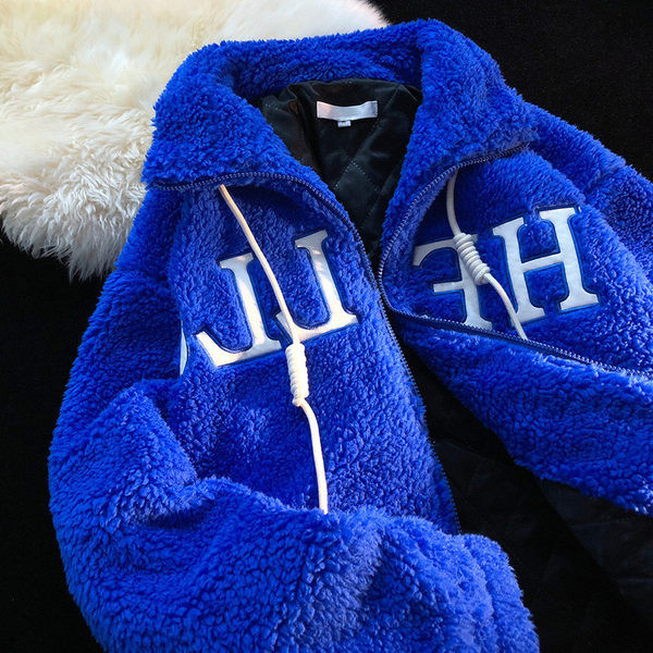 Plüüsis naiste dressipluus lipsude ja tikitud pealdisega