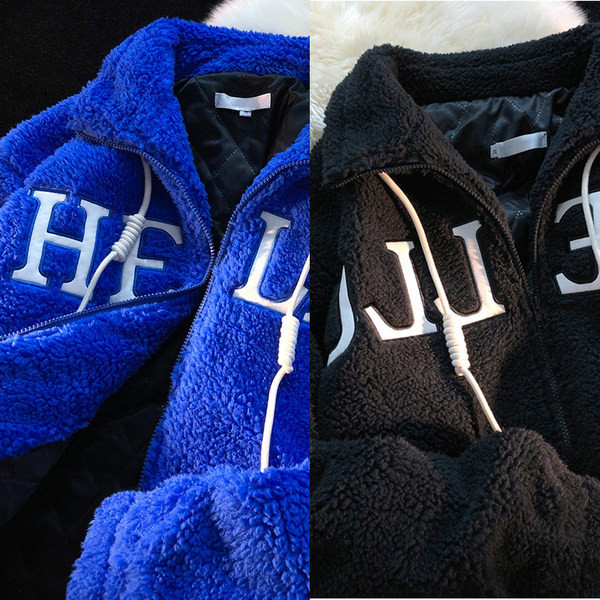 Plüüsis naiste dressipluus lipsude ja tikitud pealdisega