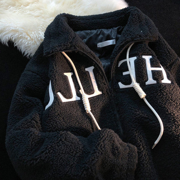 Plüüsis naiste dressipluus lipsude ja tikitud pealdisega