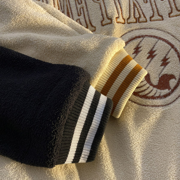 Plüüsis naiste dressipluus tikitud teksti ja nööpidega