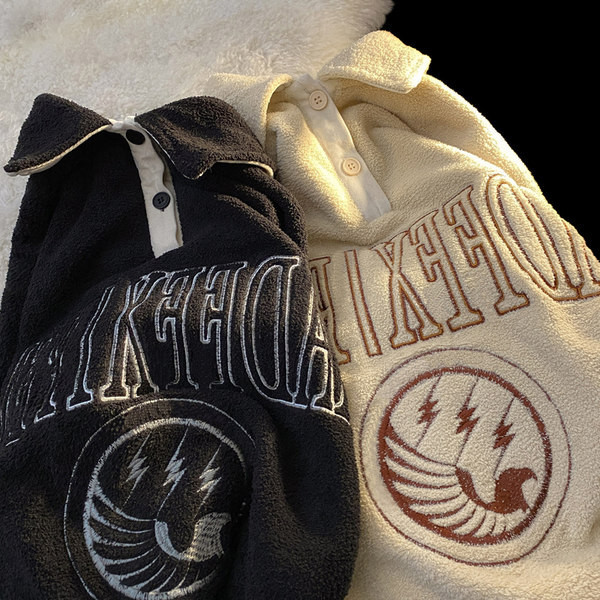 Plüüsis naiste dressipluus tikitud teksti ja nööpidega