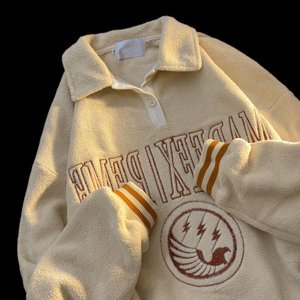 Plüüsis naiste dressipluus tikitud teksti ja nööpidega