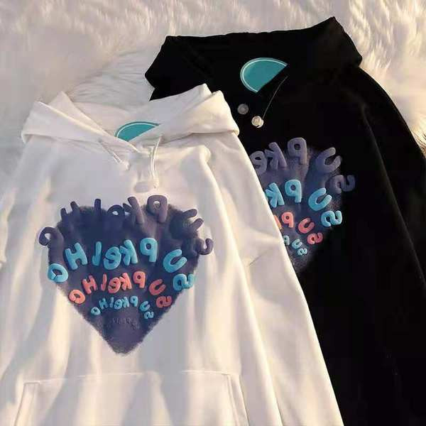 Modern női pulóver mintával és kapucnival