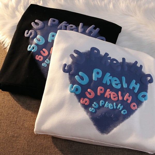 Modern női pulóver mintával és kapucnival