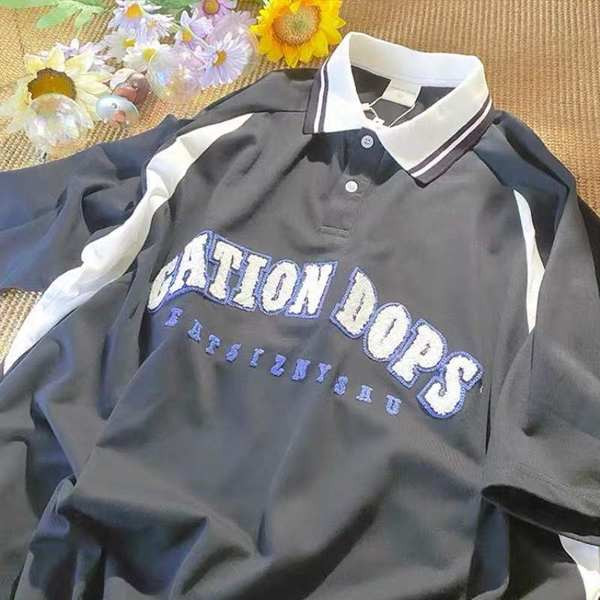 Naiste dressipluus klassikalise kraega ja tikitud tekstiga