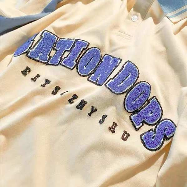 Naiste dressipluus klassikalise kraega ja tikitud tekstiga