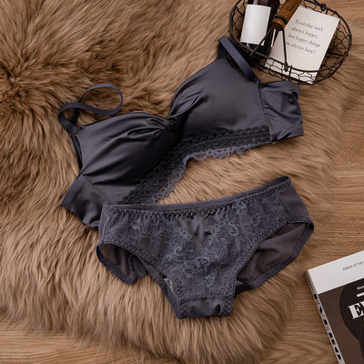 Naiste siidist rinnahoidja ja bikiinikomplekt