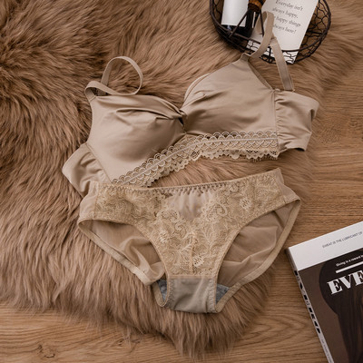 Naiste siidist rinnahoidja ja bikiinikomplekt