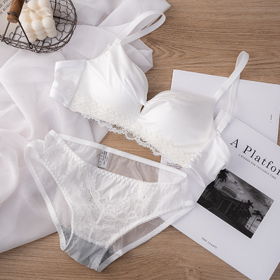 Naiste siidist rinnahoidja ja bikiinikomplekt