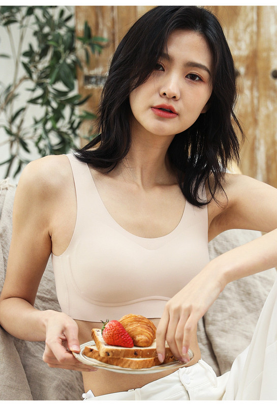 Naiste kaasaegne rinnakorv tõstetava tassiga