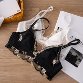 Γυναικείο δαντελένιο σουτιέν με τριγωνικές κούπες