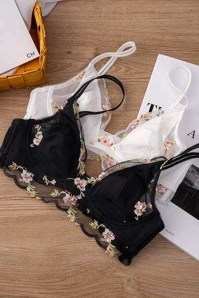 Γυναικείο δαντελένιο σουτιέν με τριγωνικές κούπες