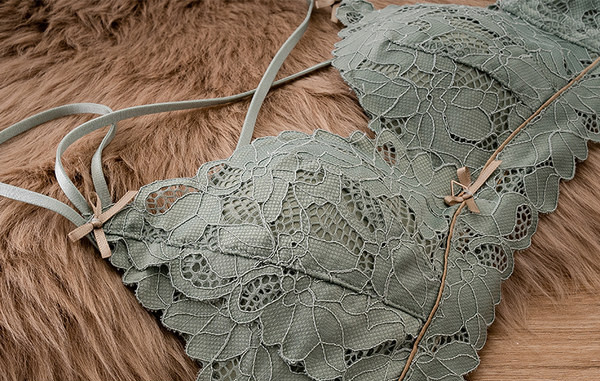 Naiste pitsiline komplekt rinnahoidja ja bikiinidega - kolm värvi