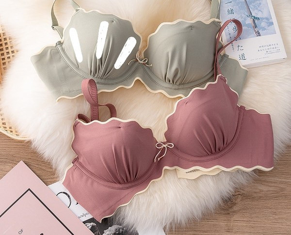 Hingav naiste rinnahoidja paelaga