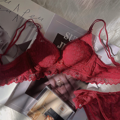 Naiste kolmnurksete tasside ja pitsidega rinnahoidja