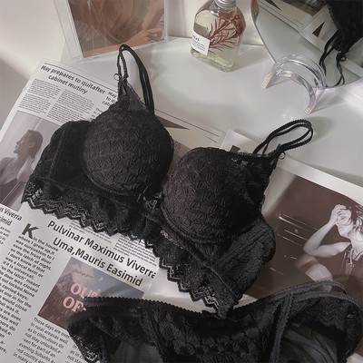 Naiste kolmnurksete tasside ja pitsidega rinnahoidja