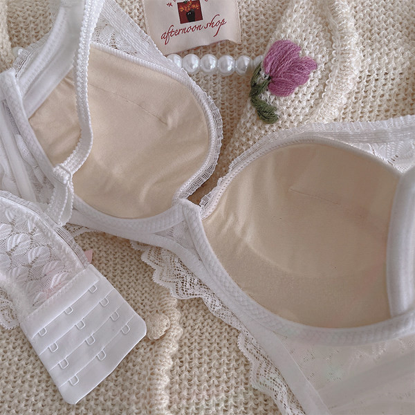 Naiste kolmnurksete tasside ja pitsidega rinnahoidja