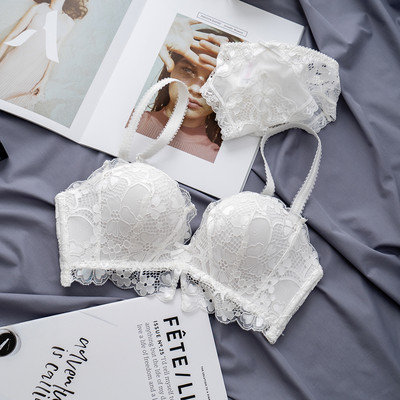 Moodne naiste pitsikomplekt kahest osast - bikiinid ja rinnahoidja