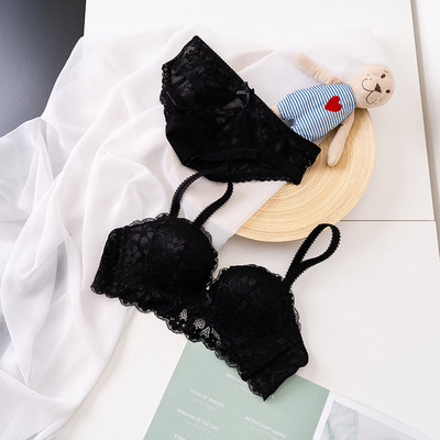 Moodne naiste pitsikomplekt kahest osast - bikiinid ja rinnahoidja