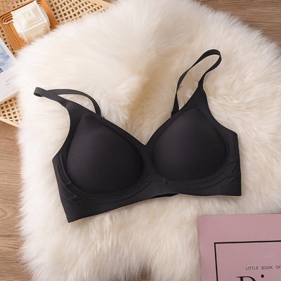 Õmblusteta naiste rinnahoidja kolmnurkse kupuga