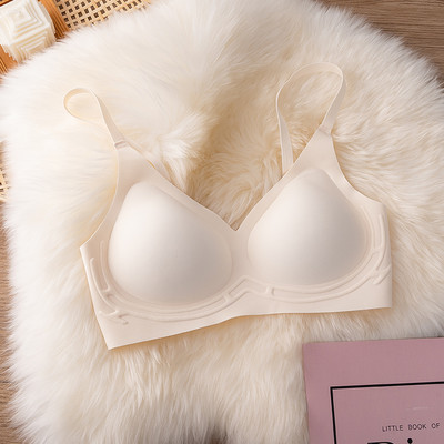 Õmblusteta naiste rinnahoidja kolmnurkse kupuga