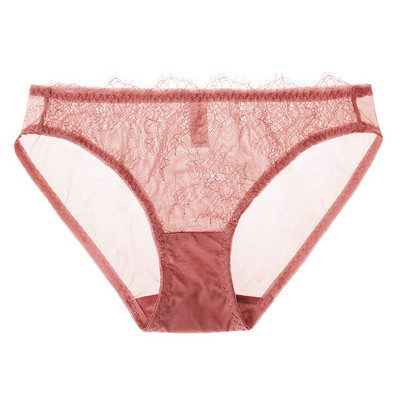 Erinevates mudelites stiilsed pitsi ja võrguga naiste bikiinid