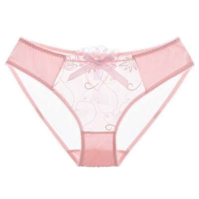 Erinevates mudelites stiilsed pitsi ja võrguga naiste bikiinid