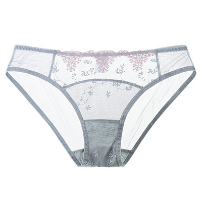 Erinevates mudelites stiilsed pitsi ja võrguga naiste bikiinid