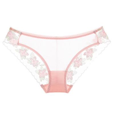 Erinevates mudelites stiilsed pitsi ja võrguga naiste bikiinid